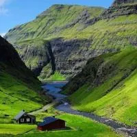 Stay in Iconic Saksun, Authentic Faroese Cottage, Hotel in Saksun