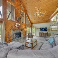 3-Acre Benezette Cabin Hot Tub, Grill and Mtn View, ξενοδοχείο κοντά στο Δημοτικό Αεροδρόμιο St. Marys - STQ, Benezette