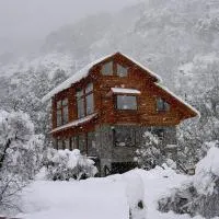 Cabañas Borde Rio Las Trancas، فندق في Nevados de Chillan