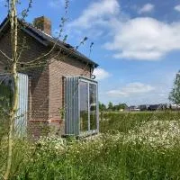 Tiny house Van hoogspanning naar ontspanning, hotel i Wirdum