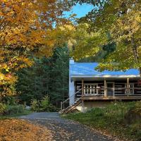 Chalet du Sous-Bois By My Tremblant Location, hotell i Saint-Faustin