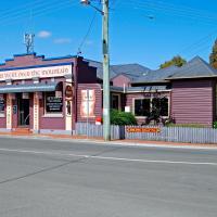 The Bears Went Over The Mountain, hotel a Geeveston