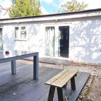 Private Detached Cabin in London with nice Garden BBQ