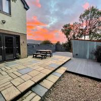 Stylish, central studio with kitchen & large deck, hotel in Fort William City Centre, Fort William