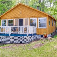 Charming Michigan Cottage with Sunroom and Lake Access, hotel a prop de Aeroport regional d'Alpena County - APN, a Hubbard Lake