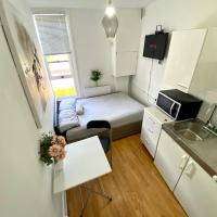 Private Studio Flat close to Central London with Smart TV and workspace