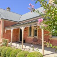 The Monarch Tumut - Luxury in the valley, hotel malapit sa Tumut Airport - TUM, Tumut