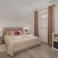 Aura Apartment โรงแรมในKukuljani
