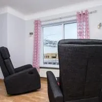 Two bathrooms Free parking Beds for 9 pers Great view: Grundarfjordur şehrinde bir otel