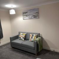 2 Bed Apartment Sleeps 5, Free Parking, Free Wifi, Spacious, Quiet, Close to Station, Restaurants & Shops, Contractors and Holidays