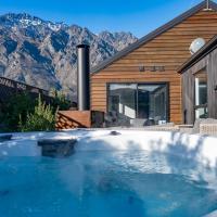 Queenstown Cedar Retreat with Remarkable View & Spa, hotel in Frankton