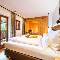 Thorbäck Gut - Apartments im Schlosserhaus - by myNests, hotell i Öblarn