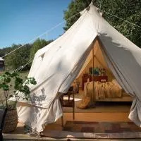 Idyllisk glamping rett ved elven, hotel v destinácii Skien