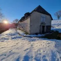 Grange authentique rénovée, hotel a Campan