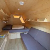 Honeybee Hostel - Hiša kranjske čebele, hotel i Višnja Gora