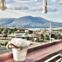 Modern holiday home in Hobart - Stunning Mountain & Water views, hotelli kohteessa Rosetta