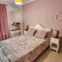 Queen Aspri apartment 3' min to the beach!, hotel din Antikyra