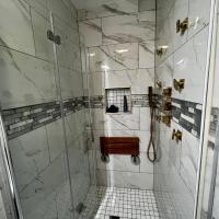 Modern 1 Bedroom Home W/ Sauna & Shower-Jets
