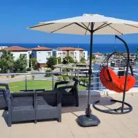 Sea and Mountain View Beachfront Penthouse, hotell i Yalı