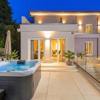 VILLA MAR - LUXURY APARTMENTS with pool and Deluxe apartment with hot tub in Selce, 20 meters from the beach, hotel v destinaci Selce