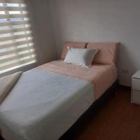 Habitación con cama doble y baño privado, para descansar
