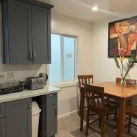 Affordable Private Rooms with Shared Bath Kitchen near SFO (SA), хотел в Дейли Сити
