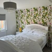 Corner Cottage with Private Parking Ten Minute Drive from Goodwood