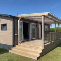 Chalet Boerenbries - Heerlijk chalet met overkapt terras en 2 slaapkamers - max 4 pers - 3 km van Noordzee - locatie op camping Moorhoek 5