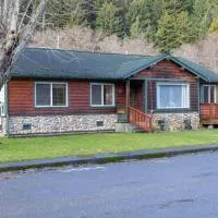 Elk Meadow Cabins 19A Johnny Redwood Suite: Orick şehrinde bir otel