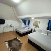 Studio Penthouse. 2 double beds, TV and workspace