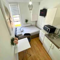 Great location studio apartment with Smart TV and workspace