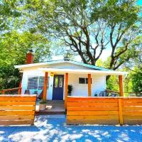 Private Wine Country-River Bungalow! Sunny Treetop Views - Pets Stay Free, hotel a Forestville