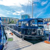 ALTIDO Stylish barge near Canary Wharf