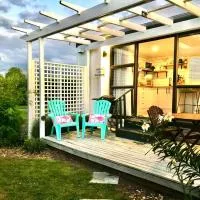 Rustling Oaks NZ Tropical Tiny House, viešbutis mieste Tamahere