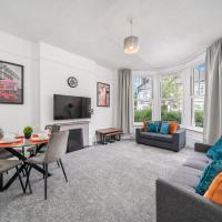 Spacious king size 1bed flat in leafy suburb, hotel in Clapton, London