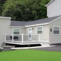 LakeAccess 4 Bed 3 Full Bath HOT TUB, hotel v mestu Billerica