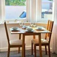 Parkside 2 bedrooms appartment with encolsed garden, Hotel in Largs