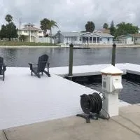 Waterfront Hernando beach house on deep water canal w/dock, fishing, kayak, hotel v destinaci Hernando Beach