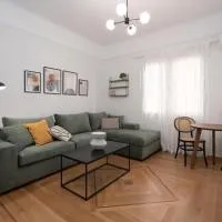 Vibrant Urban Getaway: Modern 1-Bedroom near Bars, Parks, and Metro