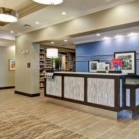 Hampton Inn & Suites by Hilton Saskatoon Airport、サスカトゥーンにあるサスカトゥーン・ジョン・G・ディーフェンベーカー国際空港 - YXEの周辺ホテル