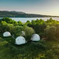 Viesnīca Glamping Biała Czapla z balią nad jeziorem czorsztyńskim pilsētā Maniowy