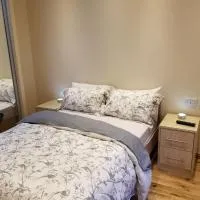 London Luxury Apartment 4 Bedroom Sleeps 12 people with 4 Bathrooms 1 Min walk from Station, hotel en Wanstead