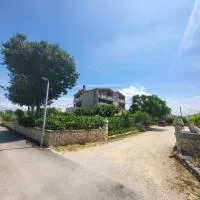 Apartmani Milka, hotel in Vrsi