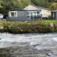 Stunning 3 Bed Riverside Cabin in Snowdonia, ξενοδοχείο σε Caeathro