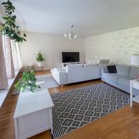 Omakotitalo keskustan lähellä, hotel near Joensuu Airport - JOE, Joensuu