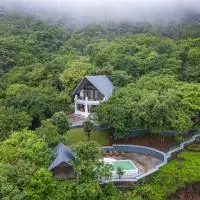 SaffronStays Aranya Vilas & Raanwaara Cottage, hotell i Āmbavna