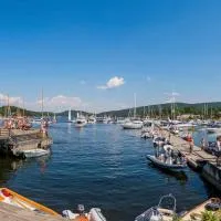 Sommerferie nær sjøen, jacuzzi, bålpanne og grill,: Asker'de bir otel