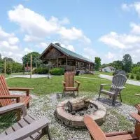 Rustic Cabin, Dock, Firepit, Kayaks & Games, hotel a Winchester