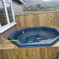 Hvammur 6 with private hot tub, Hotel in der Nähe vom Flughafen Gjögur - GJR, Hafnarhólmur