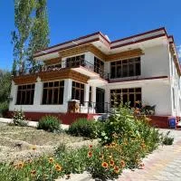 Nature Palace Farmstay, hotel en Shey